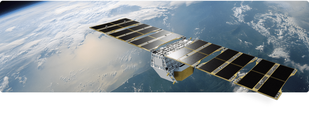 Satellite avec panneaux solaires orbitant au-dessus de la Terre