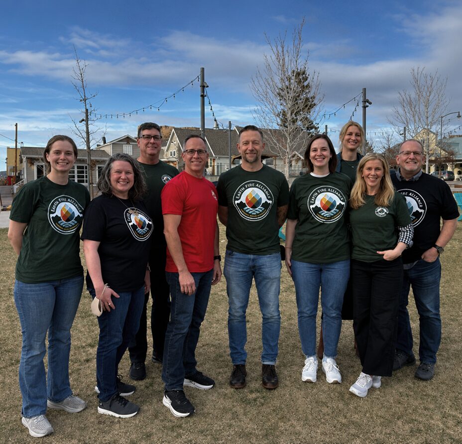 Grupo vestindo camisetas da Earth Fire Alliance ao ar livre