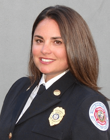 Portrait d'une femme officier de pompiers en uniforme de cérémonie