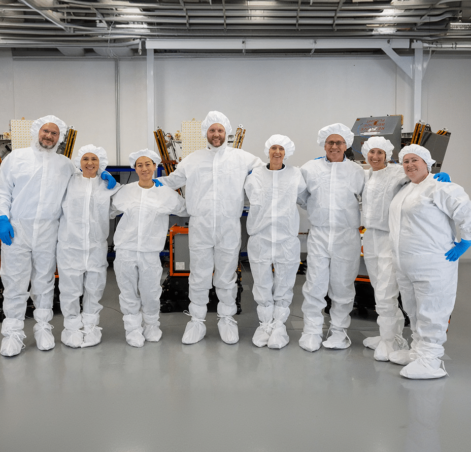 Equipe com trajes de sala limpa dentro de uma instalação de fabricação