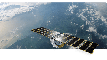 Satellite avec panneaux solaires orbitant au-dessus de la Terre, au-dessus des nuages