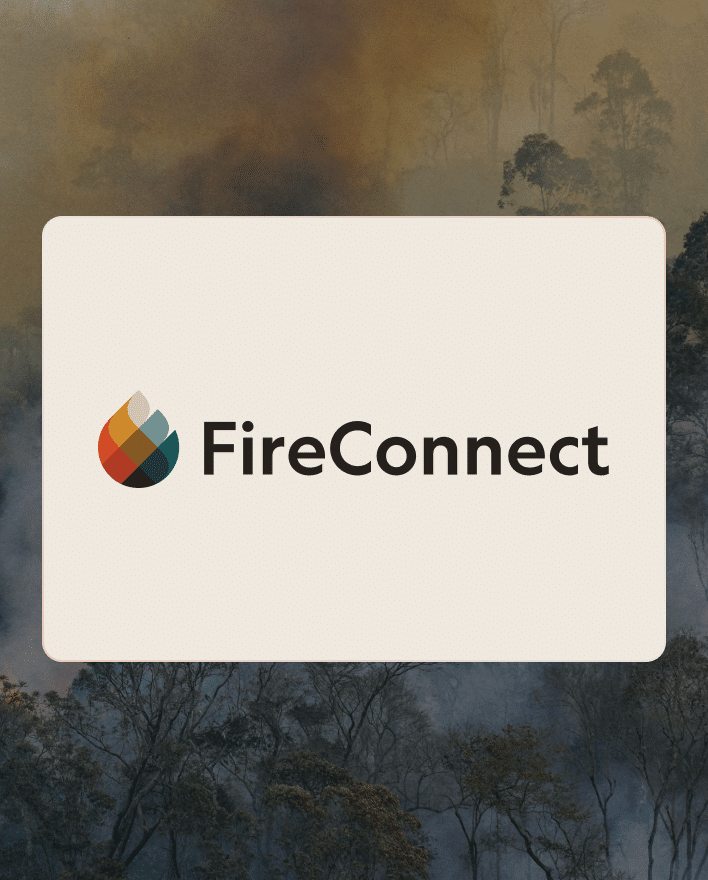 Logo FireConnect sur fond de forêt en feu avec fumée