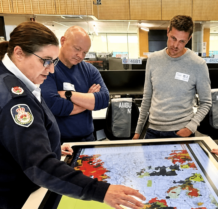 Les intervenants d'urgence examinent la carte des incendies de forêt sur l'écran tactile