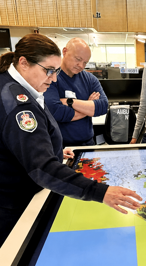 Officier et collègue examinant la carte sur l'écran tactile