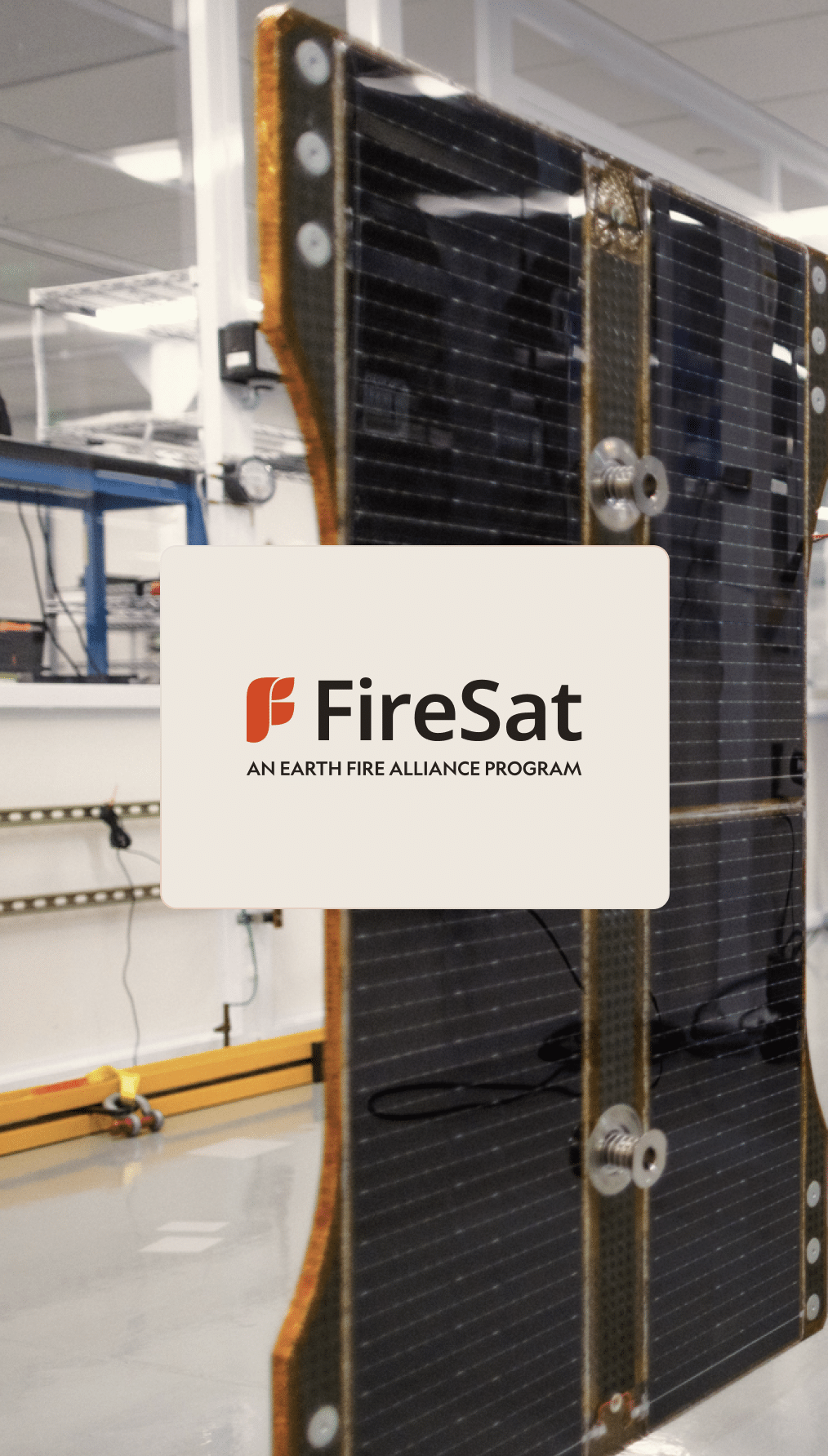 Satellite FireSat avec panneaux solaires en laboratoire