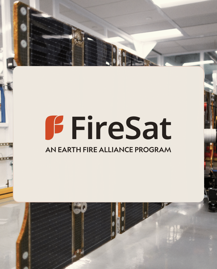 Logo FireSat sur panneaux solaires de satellite
