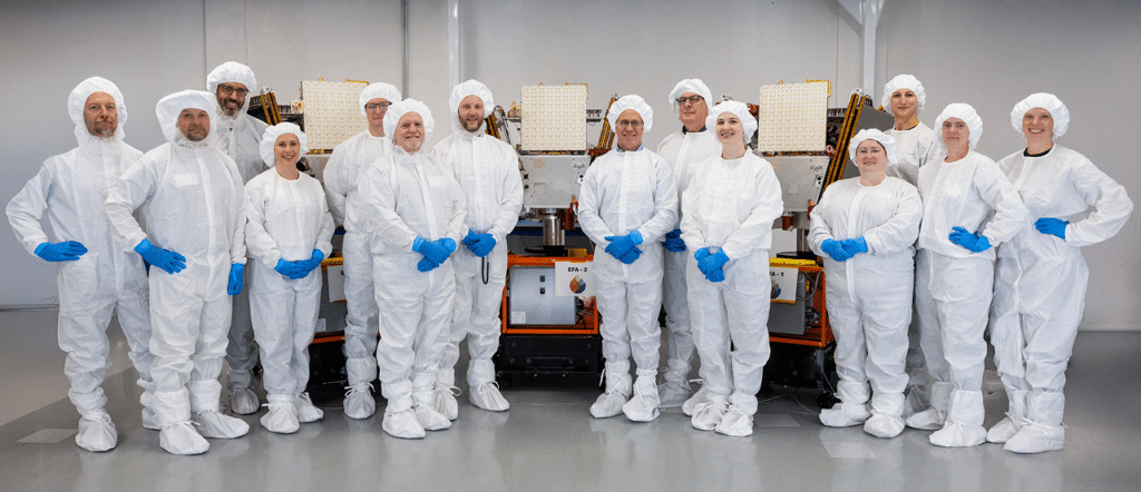Equipo con trajes de sala limpia dentro de las instalaciones del laboratorio