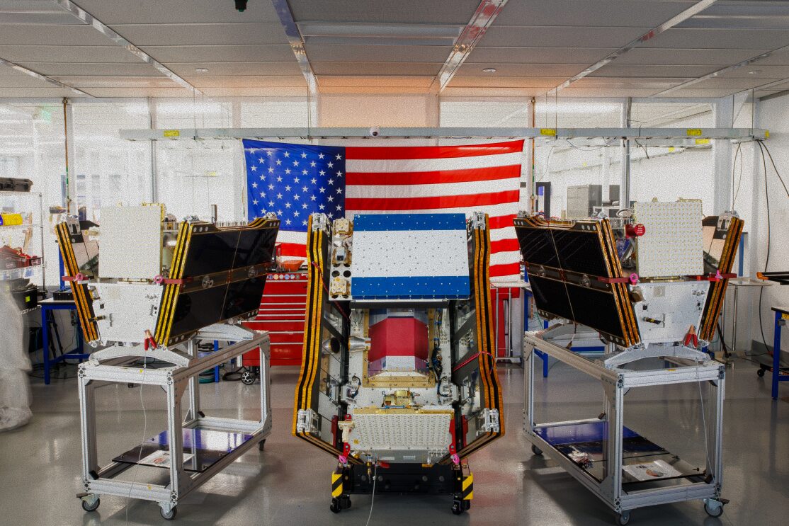 Composants du satellite en laboratoire avec le drapeau américain